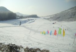 武汉周边滑雪场线路  船进神农架 滑雪泡温泉 冰火两重天风情三日游